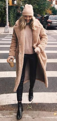 These street style teddy coat outfits are perfect for winter! Teddy Coat Outfit, Vinter Mode Outfits, Crossing The Street, Stylish Winter Coats, Fall Fashion Coats, Coat Outfit, Winter Outfit Inspiration