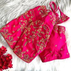 Price__1050 free shipping 

Blouse Design *RAJESHREE*

Blouse has jari ,thread ,ton to ton beads handwork and khatli hand work

Blouse material heavy banarasi silk

Blouse has froent open paterrn

Blouse size making 38

Alterupto *40*

BEAUTIFUL HANDWORK LATKAN