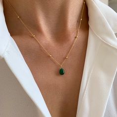 Women's stainless steel necklace with a fine ball chain and a small drop-shaped green stone. Minimalist and chic, it is perfect as a gift! This necklace goes very well with other gold necklaces. DETAILS * Chain material: Stainless steel * Chain length: 39cm + 5cm adjustment chain ♥ All jewelry is sent in a small pouch ♥ More on the store! https://www.etsy.com/fr/shop/VictoireCollection To keep up to date with new developments: Instagram: @Victoire.Collection Do not hesitate to contact us with any questions! Green Teardrop Minimalist Necklace, Minimalist Green Teardrop Pendant Necklace, Minimalist Green Teardrop Necklace, Green Stone Pendant, Minimalist Women, Small Pouch, Pretty Necklaces, Necklace Minimalist, Gold Necklaces