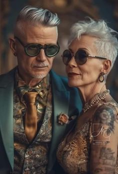 Woman With Tattoos, Edgy Classic, Grandma Fashion, Older Women Fashion, Advanced Style, Ageless Style, Ageless Beauty