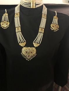 Hyderabadi Jewelry, Desi Jewelry, Braid Accessories, Jewelry Pakistani, Kundan Jewelry, Intimate Wedding Ceremony, Small Intimate Wedding, Pakistani Jewelry, Choker Set