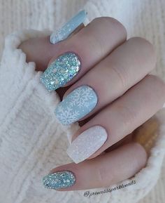 New Years Dip Nails, January Nail Designs New Years, January Nail Colors Winter, Early Winter Nails, January Nails Ideas Simple, Trending Winter Nails, Blue Winter Nail Designs, Fingernail Ideas, January Nail Designs