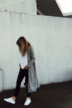 long grey The Fashion Lift, White Sneakers Outfit, Legging Outfits, Lazy Day Outfits, Mode Casual, Looks Street Style, Winter Trends, Mode Inspo, 가을 패션