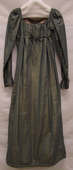 Plain and lustrous silk dress. Japon, ca. 1810, tafzijde, Gemeentemuseum Den Haag. 1810 Fashion, Regency Fashion Women, Empire Clothing, Regency Costume, Brighton Pavilion, Taffeta Gown, Regency Gown, Outback Australia