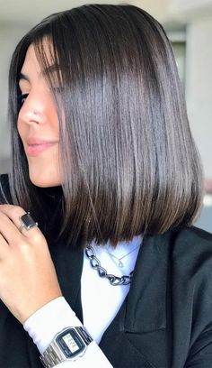 The bob is a classic hairstyle that almost every woman has tried at least once in her life. A bob can be worn in many different ways: both the length ..., #Uncategorized Classic Lob Haircut, Jet Black Bob, Haircut Lob, Medium Length Bob, Preppy Hair, Haircut Bob, Lob Haircuts, Hairstyle Long, Trendy Bob Hairstyles