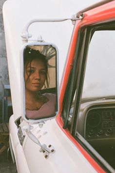 This is an amazing photo of an old pickup truck with the side mirror in the main focus. The woman sitting in the car is looking through the mirror into the camera and it's a wonderful shot. Senior Picture Ideas Truck, Truck Senior Pictures, Car Senior Pictures, Hannah Pearson, Pictures Downtown, Truck Pics, Senior Photoshoot Poses