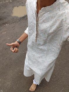 Eid Pose Ideas Men, Traditional Indian Men Aesthetic, Wedding Outfit Indian Men, Traditional Boys Aesthetic, Desi Boy Aesthetic Kurta, Kurta Men Aesthetic, Aesthetic Kurtas For Men, Boys In Kurta Aesthetic Pics, Eid Outfits For Men