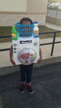 Unique Halloween costume Laundry Costume Ideas, Best Creative Halloween Costumes, Diy Costumes Halloween, Costco Costume, Candy Machine Halloween Costume, Recycled Halloween Costumes, Unique Halloween Costumes For Kids, Washing Machine Halloween Costume, Diy Snack Machine Costume