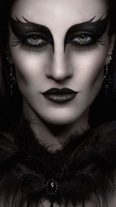 Ojos oscuros, base blanca, pomulos negros, labios negros. Sombras por debajo de los ojos Black Swan Makeup, Extreme Make-up, Halloweenský Makeup, Halloween Make-up Looks, Drag Make-up, Dark Beauty Magazine, Witch Makeup