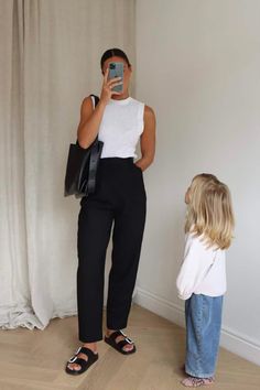 moms outfits Young Mom Outfits, Comfy Mom Outfits, Young Mom Style, Chic Mom Outfits, Stylish Mom Outfits, Trendy Mom Outfits, Casual Mom Style, Mommy Outfits, Casual Outfits For Moms