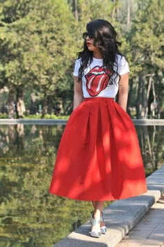 Red Casual Outfit, Modern Retro Fashion, T Shirt With Skirt, Tshirt And Skirt, Red And Green Outfit, Zara Tshirt, Mode Abaya, Google Trends, Red Skirt