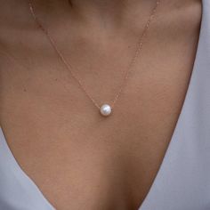 14k solid gold and 14k rose gold floating pearl necklace. Necklaces are also available on 8k white and rose gold chain. Each necklace is carrying the 14k stamp on it. The necklace is available in 4 chain lenghts: 14inches-cm/16inches-42cm./18inches-46cm/20inches-50cm It is a handmade pearl necklace made by me. This dainty gold necklace is good example of everyday jewelry as it is simple and stylish. It could be also a good option for wedding necklace and those who are looking for a wedding gift, Single Pearl Pendant, Handmade Pearl Necklace, Floating Pearl Necklace, Necklaces Pearl, Tahitian Pearl Pendant, Simple Pearl Necklace, Single Pearl Necklace, Bridesmaids Gift Sets, Dainty Necklaces