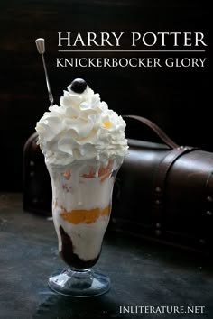 Make this easy knickerbocker glory for a weekend dessert or for a Harry Potter themed party. Butterbeer Ice Cream Recipe, Harry Potter Drinks, Gateau Harry Potter, Knickerbocker Glory, Movie Food