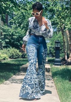 Wide Leg Denim Pants Outfit, Bellbottom Pants Outfits, Cut Wide Leg Jeans, Wide Leg Jeans Outfit Ideas, Jeans Outfit Ideas, Wide Leg Jeans Outfit, Palazzo Style, Chic Dress Classy, 70s Inspired Fashion