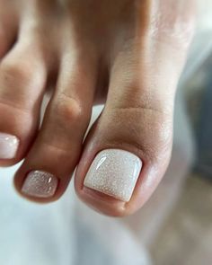 36 Summer Pedicure Ideas for Sunny Days: Your Guide to Seasonal Toe-Tal Bliss Holiday Nails Pedicure, Shellac Pedicure Ideas, Pedicure Gel Ideas, Holiday Pedicure Ideas, Neutral Pedicure Ideas, Holiday Toe Nails, Winter Pedicure Colors Toenails, Sparkly Pedicure, Classy Pedicure