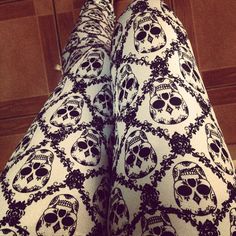 Skull leggings Skull Leggings, Skull Clothing, Skull Lover, Skull Fashion, Roller Derby, Up Girl, Goth Fashion, Tight Leggings, Gothic Fashion