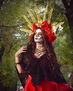 Latin Halloween Costumes, Catrina Dress, Sugar Skull Halloween, Creepy Halloween Makeup, Halloween Makeup Diy, Skull Halloween, Horror Movie Characters, Fantasias Halloween