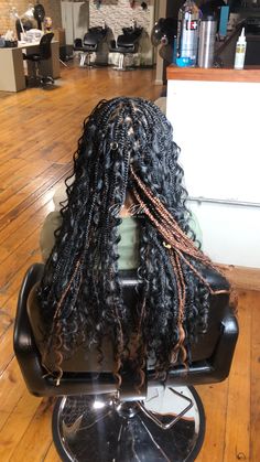 Bohemian Knotless Braids Edges, Bohemian Knotless Braids With Peekaboo, Bohemian Braids Peekaboo, Box Braids With Hair Jewelry, Bohemian Braids With Color, Peekaboo Boho Knotless Braids, Braids With Hair Jewelry, Curly Hair Jewelry, Knotless Bohemian Box Braids