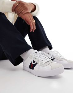 Skor, Boots & Sneakers från Polo Ralph Lauren Paret som passar varje humör Låg design Stängs med snörning Vadderad plös och häl Signature Polo Ralph Lauren-logga Tålig yttersula i gummi Greppvänlig undersida Nike Air Max Jordan, Sacs Tote Bags, Trainer Heels, Marken Logo, Reclaimed Vintage, Boots Sneakers, White Trainers, Boots And Sneakers, Maxi Dress Trend