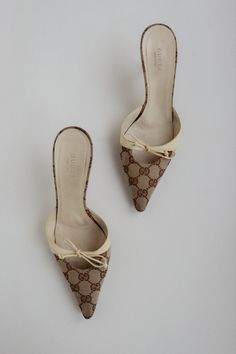 Monogram Gucci vintage Tom ford bow mules heels kitten mid autumn fall outfit Vintage Gucci Shoes, Classy Summer Shoes, Vintage Gucci Heels, Vintage Designer Shoes, Shoes Vintage, Vintage Designer, Monogram Shoes, Monogram Bow