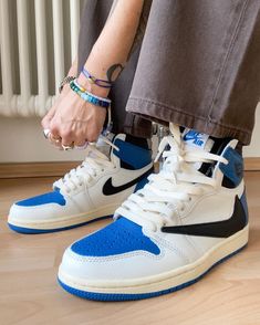 Sneakerhead Closet, Jordan 1s Outfit, Streetwear Lookbook, Air Jordan 1 Shoes, Jordan 1 Shoes, Shoes Wallpaper, Kicks Shoes, Shoe Wishlist