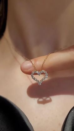 Single Row Diamond Heart Necklace ✨️❤️ Teen Necklace, Heart Shaped Diamond Necklace, Delicate Diamond Necklace, Heart Shape Necklace, Mumbai Fashion, Couple Ring Design, Heart Pendent, Diamond Heart Necklace, Diamond Pendants Designs