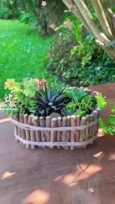 Planter box Creative Planting Ideas, Diy Unique Planter Ideas, Cute Garden Ideas Diy, How To Make Planter Boxes, Cool Planter Ideas, How To Make Planters Diy, Backyard Diy Decor, Creative Planters Outdoor, Diy Small Planters