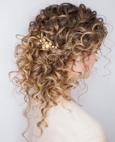 19 Inspiring Curly Prom Hairstyles Perfect For Your Big Night Curly Bridal Hair, Curly Hair Up, Curly Prom Hair, Curly Wedding Hair, Curly Hair Updo, Wedding Guest Hairstyles, Hairdos For Curly Hair, Curly Hair Inspiration, Penteado Cabelo Curto