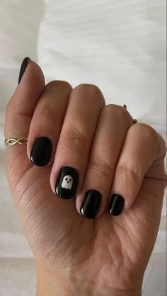 40+ Spooky and Fun Halloween Nail Art Ideas - HubPages Fun Halloween Nails, Black Halloween Nails, Horror Nails, Nail Art Halloween, Holloween Nails, Nagel Tips, Halloween Nail Designs, Halloween Nail