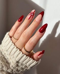 50 Elegant Christmas Nail Designs for Celebrating This Season Trendy Nails Ideas Christmas, Christmas Round Nails, Red Nails Ideas Christmas, Holiday Nails Inspiration, Trendy Christmas Nails 2023, Noel Nail Art, Christmas Nails Round, Christmas Eve Nails, Red Nails Trendy