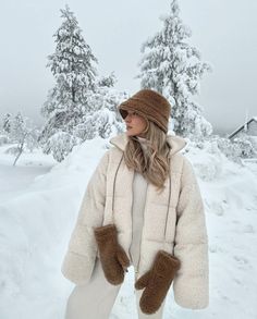 Mountain Outfit Winter, Winter Vacation Outfits, Winter Outfits Snow, Colorado Outfits, Mountain Outfit, Ootd Winter, Snow Trip, Winter Photoshoot, Winter Outfits Cold