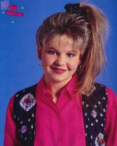 sooo 80's - side ponytail, scrunchie, teased bangs 80s Hair Styles, 80’s Hair, Vintage Aesthetic Outfits, 80's Hairstyle, Old Hairstyles, Fuller House, 80s Hair, Side Ponytail