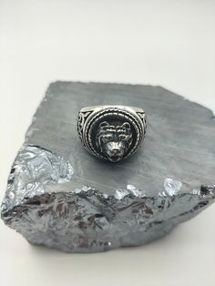 925 Sterling Silver men's ring, Men's Handmade Ring, Personalized Silver Ring, Valentine's Day Gift - Material: 925 Sterling Silver -Weight:12,00  Grams (May vary depending on ring size.) - Asu Design Men's Ring - Size: US 6-16 TRANSPORT * Preparation Time: 1-2 Business Days  *Delivery Time: 3-6 Business Days This modern men's silver ring combines elegance with a strong statement. It is minimalist in design and going, thus adding a stylized touch. Specially designed for men who love elegance and Mens Ring Sizes, Sterling Silver Mens Rings, Mens Silver Rings, Men's Ring, Silver Man, Modern Man, Rings Statement, Handmade Ring, Statement Rings