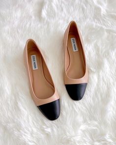 Corporate Flat Shoes Women, Two Toned Ballet Flats, Tan And Black Flats Outfit, Women Flats 2023, Steve Madden Flats Outfit, Women’s Flats, Cap Toe Flats Outfit, Cap Toe Shoes Outfit, 2025 Shoes