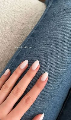 check out the latest designs fro nail art designg ideas to style your nails for christmis Summer Acrylic Nails Natural, Summer Nails Old Money, Nail Design Simple Classy, Nail Art Minimalist, Outfits Uni, Grad Nails, Simple Acrylic