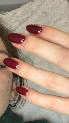 Red Gel Nails Aesthetic, Red Simple Prom Makeup, Oval Nails Burgundy, Classy Nails For Black Dress, Dark Red Nail Aesthetic, Aesthetic Red Nails Acrylic, Aesthetic Nails For Winter, Aesthetic Dark Red Nails, Simple Nail Ideas Natural Nails