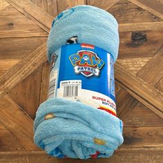 a roll of blue towels sitting on top of a wooden floor