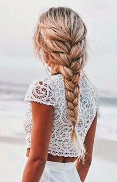 Blog sobre Moda del Cabello,luciendo de la manera mas sencilla y correcta sin importar la edad o el género. Beach Photoshoot Hairstyles, Cool Hairstyles For Girls, Braided Hairstyles Easy, Beach Photoshoot, French Braid, Senior Session, Hair Dos, Gorgeous Hair