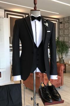 Shop for Anthony Stylish Three Piece Black Point Lapel Business Men Suit in BradyMensuit at best prices.Find the best Black Peaked Lapel slim fit blazers with affordable price. Lapel Wedding, Prom Suit, Suits Men Business, Black Shawl, Dress Suits For Men, Prom Suits, Slim Fit Blazers, Tuxedo Wedding, Wedding Suits Men