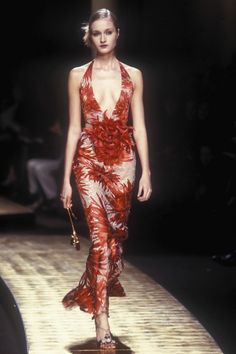 Valentino 2000 Runway, Valentino Dresses Couture, Valentino 90s Couture, Chanel 2024 Spring Summer, Valentino Archive, Red Dress Runway, Vintage Valentino Dress, 2000s Runway, Valentino Vintage