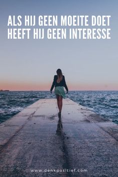 a woman walking down a pier towards the ocean with text that reads, als hi gen molte doet heft hu green interest