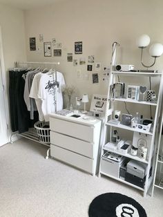 Room Inspo Minimalist Black White, Black And Grey Room Aesthetic, Room Inspo Layout, Organize Room Bedroom, Acubi Bedroom Ideas, White And Black Room Aesthetic, Bedroom Aesthetic Black And White, Room White Aesthetic, Small Room Organization Bedroom