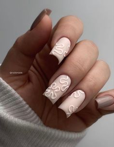 B&w Nails Aesthetic, Nails Design Minimalism, Minimal Nail Ideas, Nail Trends Short, Simple Nails Cute, Nail Art Minimal, Fall Dip Nails, Nail Ideas Short, Fall Dip