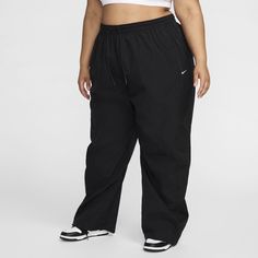 Reaching back to our roots, these easy-fitting pants pull inspiration from the Nike looks of the '70s. A water-repellent finish and UV technology built into the crinkle-woven fabric help keep you good to go come rain or shine. Nike Windrunner, Nike Looks, Fitting Pants, Hem Pants, Pants Plus Size, Plus Size Black, How To Hem Pants, Rain Or Shine, Women Lifestyle