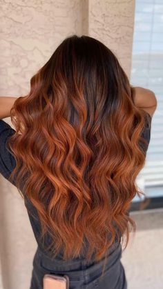 Discover Trendy 2024 Brunette Hair Shades - Winter to Fall Inspirations Balayage Hair Copper, Spring Hair Color Trends, Red Balayage Hair, Rambut Brunette, Black Hair Balayage, Ginger Hair Color, Spring Hair Color, Hair Color Auburn, Copper Hair Color