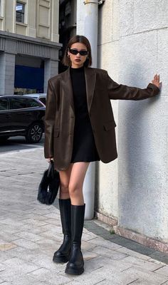 Oversized Grunge, Leather Blazer Women, Brown Faux Leather Jacket, Fest Outfits, Tailgate Outfit, Blazer Outfit, Brown Blazer, Mode Inspo, Looks Chic