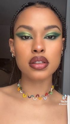 Wicked Inspired Makeup Looks, Full Eyeliner Look, Dark Green Aesthetic Makeup, Green Eyeshadow Wedding Makeup, Makeup Ideas Green Eyeshadow, Green Eyeshadow Looks For Hooded Eyes, White Eyeliner Green Eyeshadow, Pop Of Green Eyeshadow, Spiral Eye Makeup