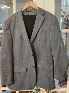 Genuine Jess & Feiss Gold Label lightweight Light Gray/Black Herringbone Jacket  100% Lambswool  Size 44R  2-Button Fully Lined Item #276 This is a GREAT Lightweight Year - Round Tweed Jacket Beautifully Lined 100% Lightweight Lambswool *You Don't Find Many Tweed JAckets This Lightweight For Year Round Use - It Won't Last Long!  Smoke & Odor Free Environment. Professionally Dry Cleaned. An EXCELLENT Men's Fine Wool Jacket made of the Best Materials in the world! A great tweed jacket in EXCELLENT Winter Formal Long Sleeve Sport Coat, Formal Long Sleeve Sport Coat For Winter, Gray Single Breasted Blazer For Winter, Fall Blazer With Welt Pockets And Flat Front, Gray Single-breasted Winter Blazer, Semi-formal Long Sleeve Sport Coat For Winter, Semi-formal Long Sleeve Winter Sport Coat, Winter Fitted Sport Coat With Suit Collar, Casual Fall Suits With Single Button