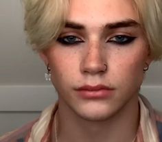 Men Makeup Eyeliner, Cameron Hill Makeup, Simple Masculine Makeup, Grunge Makeup Male, Makeup Looks Masc, Men’s Eyeliner, Eyeliner On Men, Androgynous Makeup Looks, Masc Emo Makeup