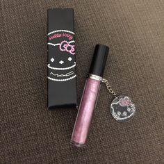 Rare Bnwt Mac X Hello Kitty Dazzleglass Lip Gloss In Kitty Kouture With Hello Kitty Crystal Charm. Part Of The Limited Edition Mac X Hello Kitty Collection. No Longer Sold! Collectible For Diehard Hello Kitty Fans! Hello Kitty Makeup Products, 2000s Makeup Products, Hello Kitty Makeup Look, Hello Kitty Lip Gloss, Hello Kitty Things, Chicana Makeup, Hello Kitty Products, Hello Kitty Crystal, Mac Beauty